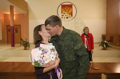 Свадьбы проходят в центре подготовки мобилизованных в Ярославской области