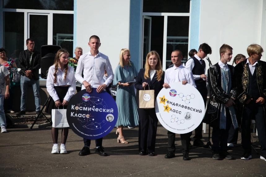 В школе №32 имени Валентины Терешковой открыли «космический» класс и посадили саженец дуба Петра Великого