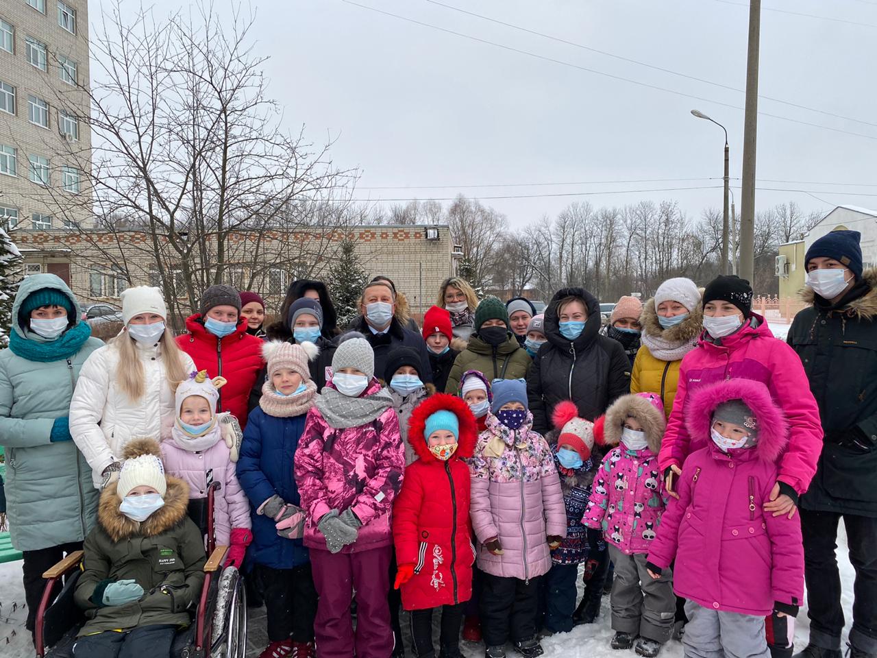 Сенаторы устроили новогодний праздник для пациентов областной детской больницы