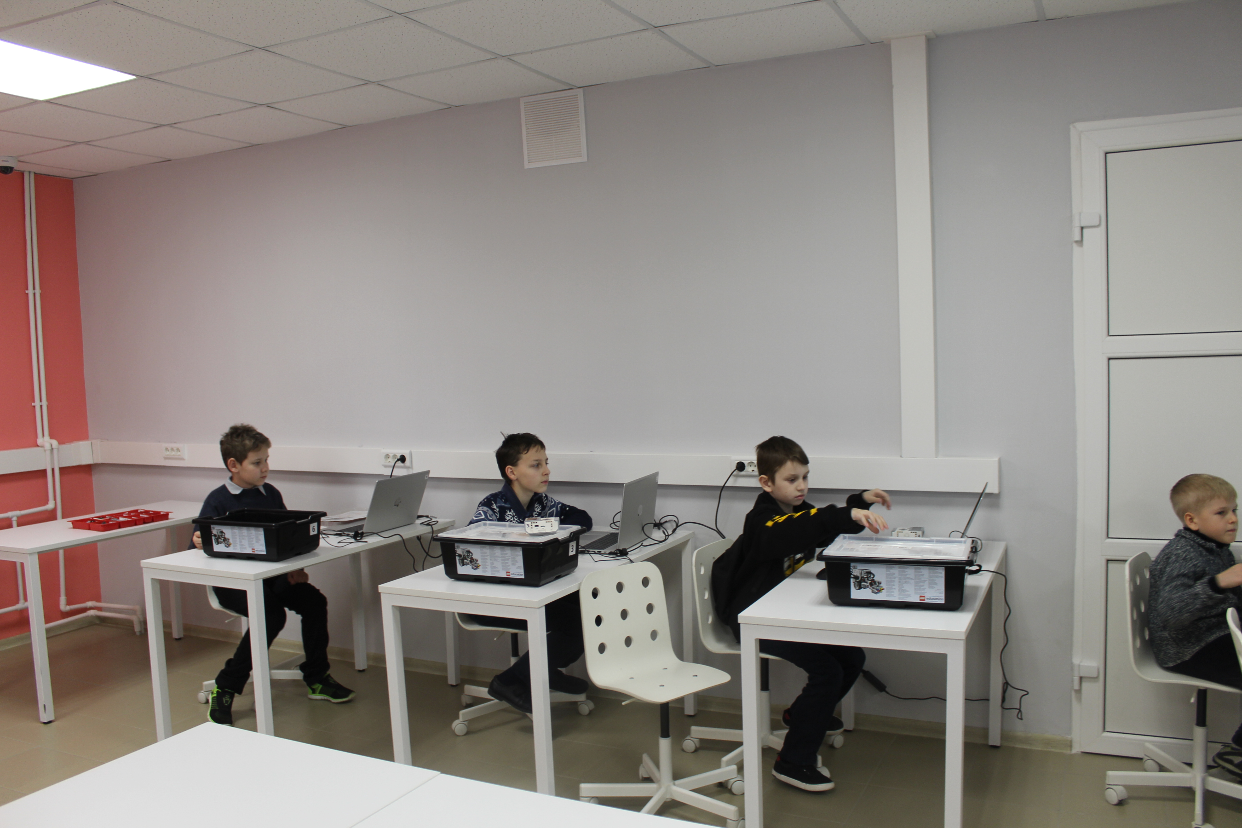Тутаевские школьники программируют роботов и осваивают виртуальную реальность