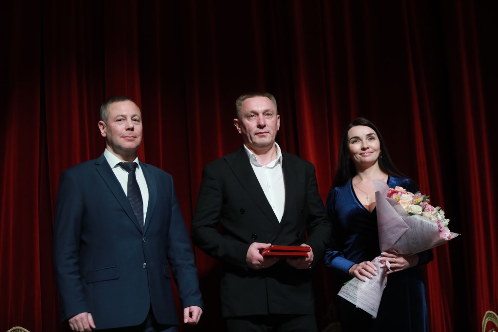 Областной праздник, посвященный Дню матери, прошел 25 ноября в Российском государственном академическом театре имени Федора Волкова.
