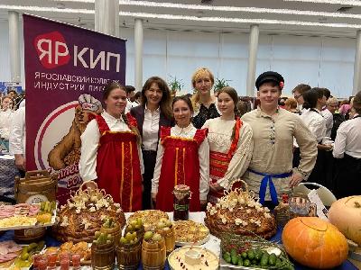 18 октября делегация ярославского колледжа индустрии питания приняла участие в 17 Международном Молодежном Гастрономическом Фестивале «Возрождаем традиции. Покров», проходившем в Москве.