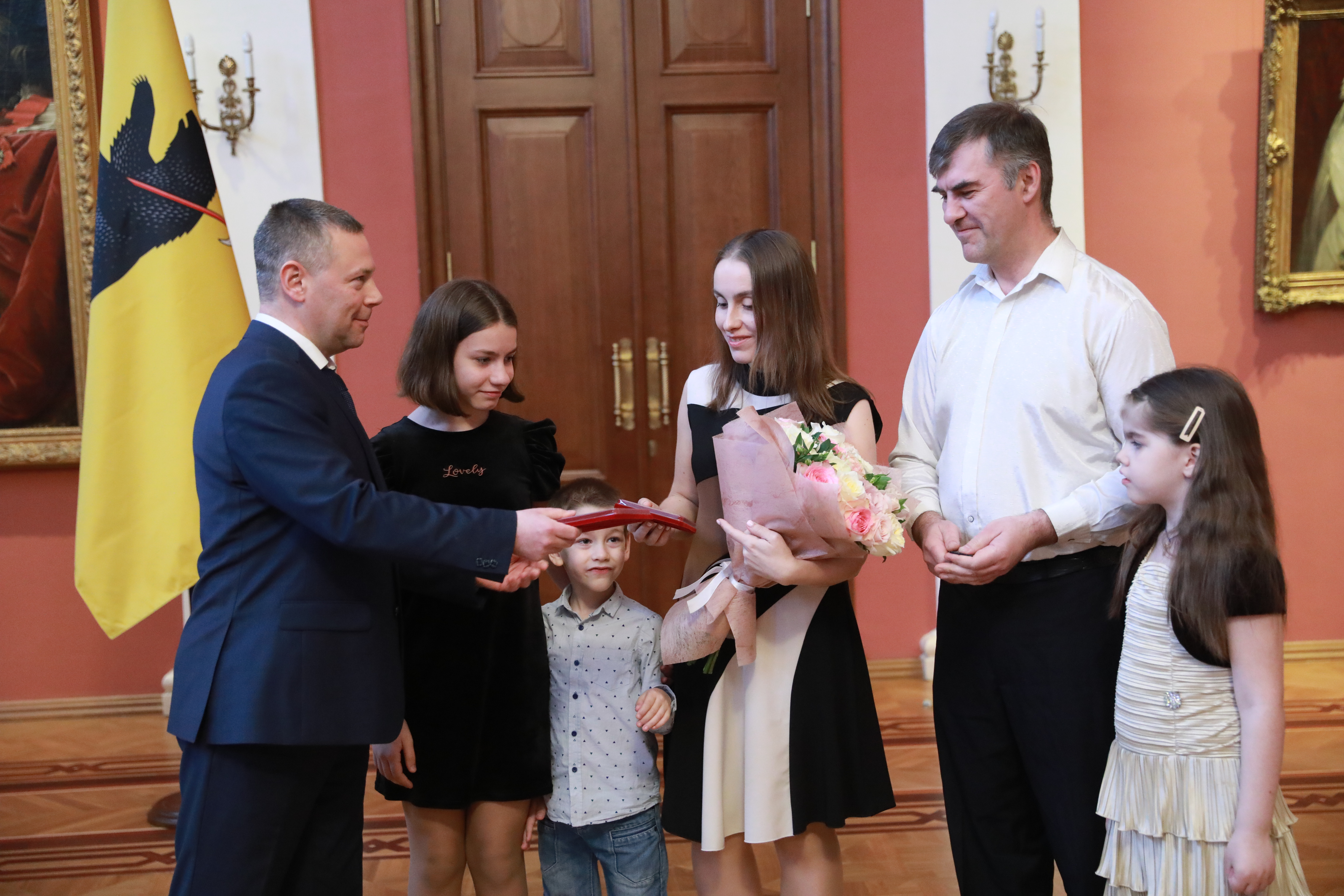 Михаил Евраев вручил медали «За верность родительскому долгу»