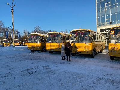 Школьные автобусы, закупленные на федеральные средства, переданы в образовательные организации 17 муниципальных районов и городских округов региона
