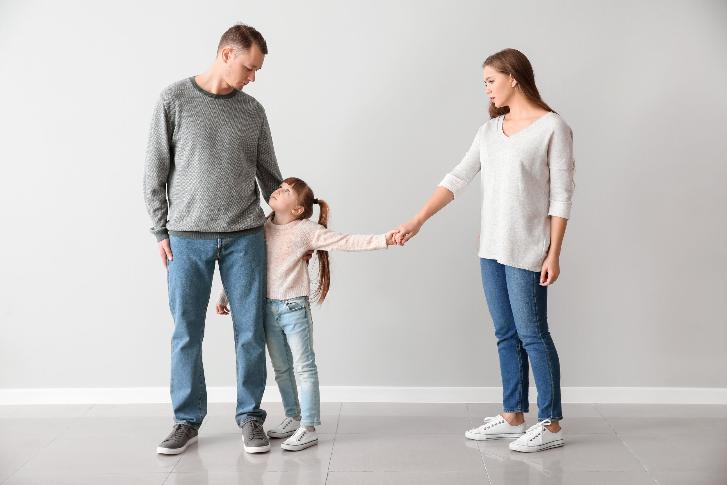 Семья с разведенными родителями. Как уберечь ребенка от психологической травмы?