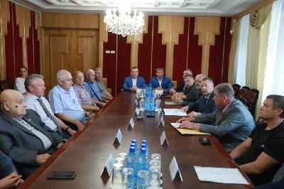 Михаил Евраев поручил установить на школах мемориальные доски в честь героев, погибших в ходе СВО