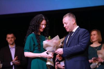 Михаил Евраев вручил награды молодым педагогам региона