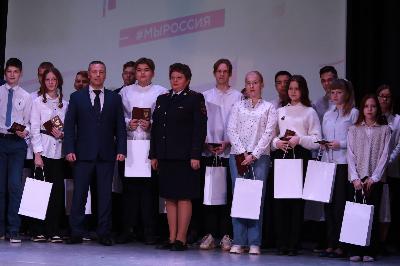 Михаил Евраев в День Конституции РФ вручил паспорта юным ярославцам