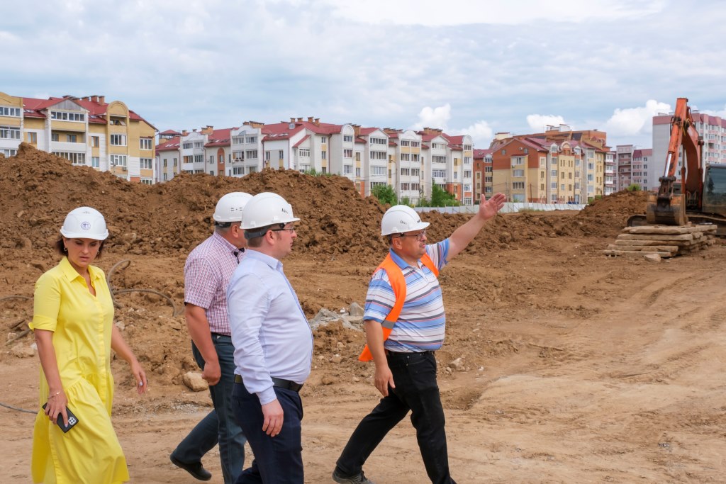 Группа губернаторского контроля проверила строительство новой школы в Ярославле