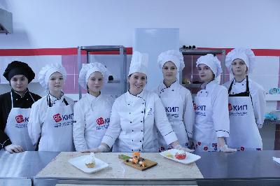 В День десерта в Ярославском колледже индустрии питания провели необычный мастер-класс