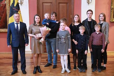 Михаил Евраев вручил медали «За верность родительскому долгу»