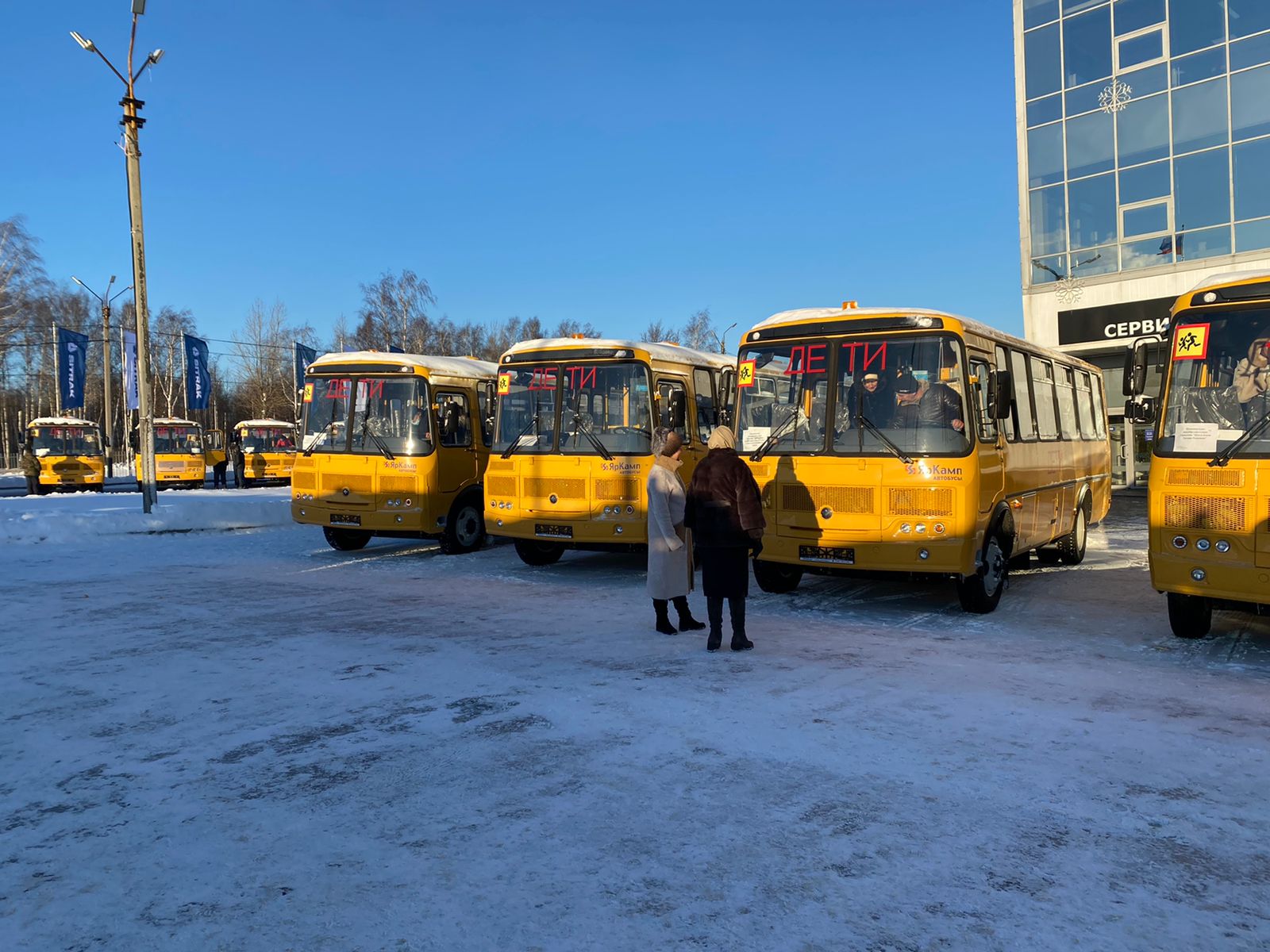 Школьные автобусы, закупленные на федеральные средства, переданы в образовательные организации 17 муниципальных районов и городских округов региона