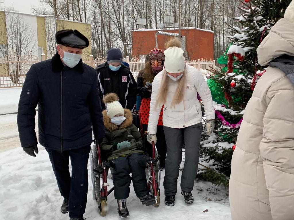 Сенаторы устроили новогодний праздник для пациентов областной детской больницы